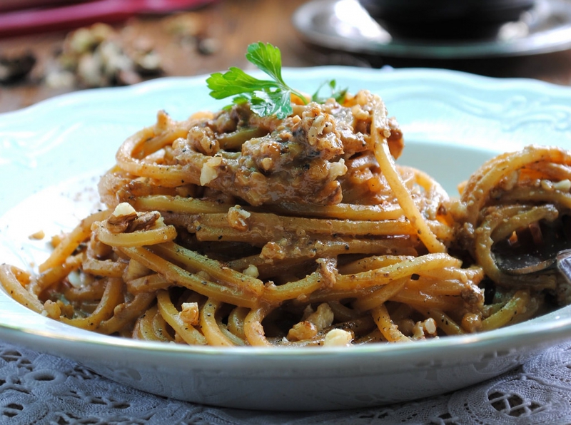 SPAGHETTI CON PESTO DI NOCI E MOSTO COTTO